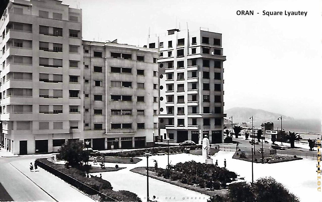 Oran - Square Lyautey depuis la place.jpg